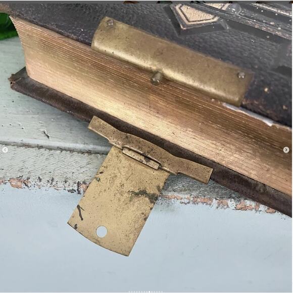 Antique Shabby CDV Photo Album Leather Cover Brass Gold Edges 20 Pages EMPTY - Picture 7 of 10